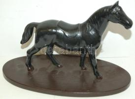 Lovat ábrázoló faragott és festett fa szobor talapzaton 25x11x17cm