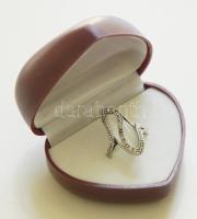 Dekoratív női ezüst (Ag) gyűrű hegyi kristállyal 4,8gr díszdobozban