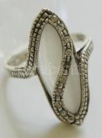 Dekoratív női ezüst (Ag) gyűrű hegyi kristállyal 4,8gr díszdobozban