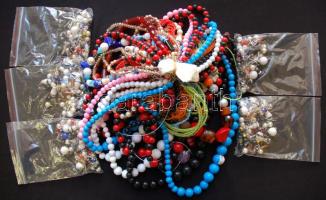 Nagy bizsu tétel: 37db nyaklánc és 100 pár fülbevaló