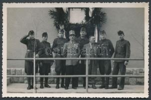 cca. 1940 Magyar katonák emlékmű előtt