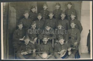 cca. 1940 Katonák hangszerekkel- csoportkép 8,5x13 cm