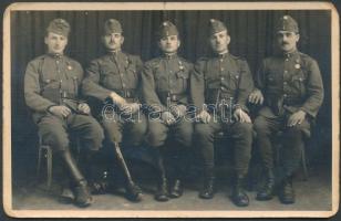 cca. 1939 Huszti magyar katonák pisztollyal csoportkép 13,5x8,5 cm