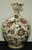 XIX. század végéből származó kézzel festett jelzett Zsolnay porcelán vizeskancsó törött füllel /  19th century handpainted Zsolnay chinaware jug (damaged) 27cm