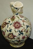 XIX. század végéből származó kézzel festett jelzett Zsolnay porcelán vizeskancsó törött füllel / 
19...