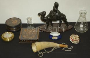 Vegyes bolhapiac tétel fafaragványokkal, gyógyszeres üvegekkel és egyéb érdekességekkel.