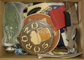 Vegyes tétel: Országos Handtörténeti Múzeum Emlékplakett saját dobozában, kerámia falitányér, 2db régi címke készítő tartozékokkal, faliképek, kis kerámia kaspó, csattos üveg, Hangya üzletrészjegy és 2 db játékfigura