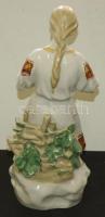 Orosz lány népviseletben. Kézzel festett  procelánfigura, hátul apró sérülés/ 
russian hand painted ...