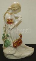 Orosz lány népviseletben. Kézzel festett  procelánfigura, hátul apró sérülés/ 
russian hand painted ...