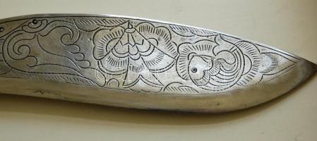 Nepáli csontnyelű dísztőr, díszített, de kissé hibás hüvellyel / 
Nepal ornamented dagger 40 cm