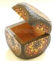 Erdélyi faragott, festett kocka alakú (ékszertartó) fa dobozka / Hand-carved wooden-cube box 8cm 