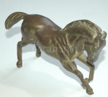 Ágaskodó lovat ábrázoló kis réz szobor. 15 cm