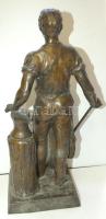 Kovács mestert ábrázoló fém szobor talapzaton. Hátul apró lyukkal /
Metal sculpture. 35cm
