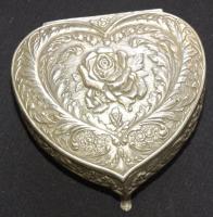 Szív alakú ón ékszeres dobozka 9x9cm