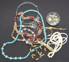 Vegyes bizsu tétel: 6db nyaklánc, 3db karkötő, 11 pár fülbevaló és egy gyűrű