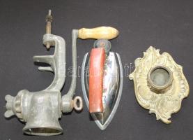 Kis bolha tétel: kis úti vasaló, hibás réz gyertyatartó, öntöttvas daráló