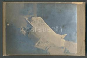 cca. 1920 Halott gyermeket ábrázoló keményhátú fotó