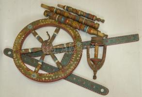 Régi, népi motívumokkal díszített, festett rokka