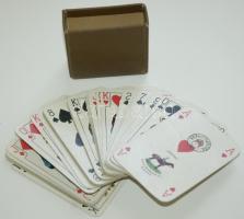 Háború előtti komplett, szép állapotú Piatnik franciakártya-pakli. 40f kártyaszignettával / Complete deck of vintage Piatnik cards