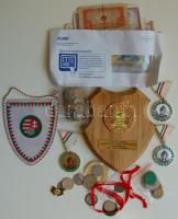22db főleg román bankjegy + 40db vegyes régi és új érem jobb darabokkal + 12db klf zseton, játékpénz + 1db katonai plakett + 3db sportérem, pár jelvénnyel és sport zászlóval T:vegyes