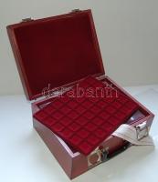 Újszerű dekoratív masszív fa érmekoffer 11 db velúrtálcával (2x20, 2x24, 1x30, 5x48, 1x88-as férőhelybeosztással)