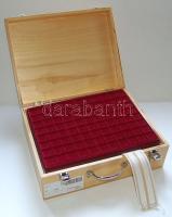 Újszerű dekoratív masszív fa éremkoffer 9 db velúrtálcával (2x20, 2x24, 3x48, 2x88-as férőhelybeosztással)