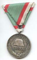 1918. Magyar Háborús Emlékérem kardokkal,sisakkal "Pro Deo et Patria" ezüstözött Br kitünt...