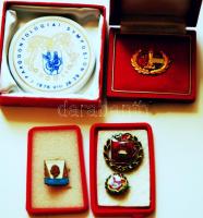 1976. "Parodontológiai Symposion Gödöllő" Hollóházi porcelán emlékplakett (60mm) dísztokban + 3db szocialista kitüntetés/jelvény T:1,2