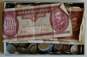 Kis vegyes forgalmi fémpénz, zseton és bankjegy tétel, összesen 1,6kg súlyban T:vegyes