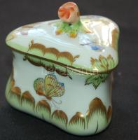Kézzel festett sorszámozott Viktória-mintás rózsás jelzett Herendi porcelán ékszeres doboz / Handpainted numbered Herendi chinaware jewelry-box 8x8cm