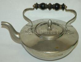 Fém régi típusú másfél literes teáskanna fa nyéllel, apró kopással d:22 cm