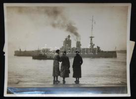 1934 HMS Nelson az akkori világ legnagyobb csatahajója zátonyra futva. Keystone sajtófótó, hátoldalt képaláírással  1934 HMS Nelson ran aground. Keystone press photo 21x16 cm