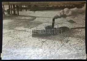 1933 A Charlotte nevű hajó a befagyott hamburgi kikötőben. Szántó-féle sajtófotó képaláírással / 1933 Charlotte ship in the Hamburg posr press photo 18x12 cm