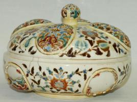 cca 1875 Antik, nagyméretű kézzel festett, aranyozott, áttört Zsolnay bonbonniere máz alatti kék jelzéssel. (alj repedt, hiányos, tető hibátlan) / cca 1875 Antique Zsolnay bonbonniere. (damaged, faulty) d: 30 cm