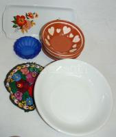 Vegyes tétel:  porcelán figurák,  tál, tálca, üveg tárolók, kerámia váza, kancsó, régi kulacs,kézzel...