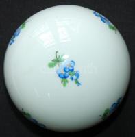 Kézzel festett sorszámozott Myosotis-mintás jelzett Herendi porcelán bonbonier hibátlan állapotban/
...