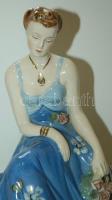 Kézzel festett aranyozott jelzés nélküli sorszámozott porcelán hölgy figura rózsákkal hibátlan állap...