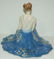 Kézzel festett aranyozott jelzés nélküli sorszámozott porcelán hölgy figura rózsákkal hibátlan állap...