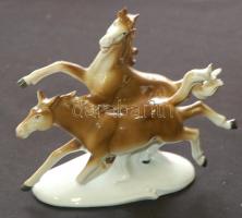 Vágtató lovakat ábrázoló jelzett porcelán figura /
Chinaware figure 18x15cm