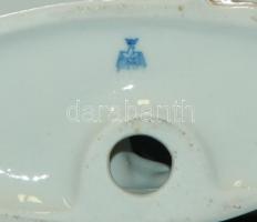 Vágtató lovakat ábrázoló jelzett porcelán figura /
Chinaware figure 18x15cm