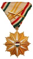 1984. "Magyar Népköztársaság kardokkal díszített Csillagrendje" aranyozott bronz kitüntetés mellszalaggal T:1- Csak 74db adományozás! RR! /  Hungary 1984. Order of the Star of the Hungarian Peoples Republic with swords on the ribbon! C:AU Only 74 awards! RARE