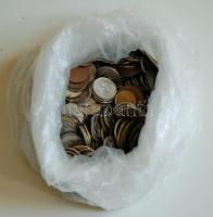 Vegyes magyar és külföldi forgalmi fémpénz tétel 1kg-os súlyban, régebbi és újabb pénzek egyaránt T: vegyes