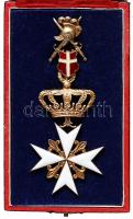 Málta DN. "Jeruzsálemi Szent János Szuverén Máltai Lovagrend Keresztje" zománcozott kitüntetés, jelzéssel, adományozói dísztokban! (Br.115x47mm) T:1- /  Malta ND "Order of Merit of the Sovereign Military Hospitaller Order of Saint John of Jerusalem" enamelled decoration with mint- and hallmark, in original case. (Br.115x47mm) C:AU