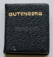 Vértes Jenő: Gutenberg. Budapest, 1968. Fekete bőrkötésben , fekete fehér illusztrációkkal angol és magyar nyelven sorszámozott minikönyv.