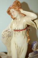 1910 Léda és a hattyúk c. jelzés nélküli kézzel festett kerámia szobor /
Handpainted ceramic sculptu...