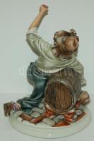 Részeges öregembert ábrázoló jelzett Capodimonte kézzel festett porcelán szobor hibátlan állapotban/...