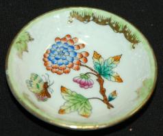 Kézzel festett Viktória-mintás jelzett Herendi tálka / Handpainted Herendi chinaware tray d: 7cm