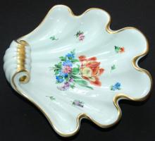 Kézzel festett sorszámozott Bouquet de Saxe-mintás kagyló alakú jelzett Herendi porcelán tál aranyozott széllel hibátlan állapotban/ Handpainted numbered Herendi chinaware tray in flawless condition 22x24cm