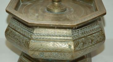 cca. 1900.  Keleties stílusú hat szögletű réz tároló edény külön is használható lábazatos kínáló tet...