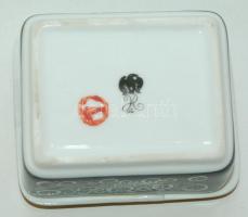 Szögletes Szász Endre pillangó mintás bonbonier /
Szász Endre bonbonier 8x9x3,5cm